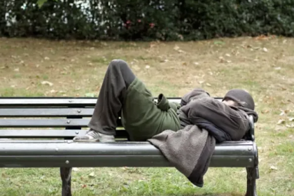 Probleme în Parcul Central din Cluj-Napoca! Cetățenii cer ajutorul Poliției Locale: „S-au instalat acolo”