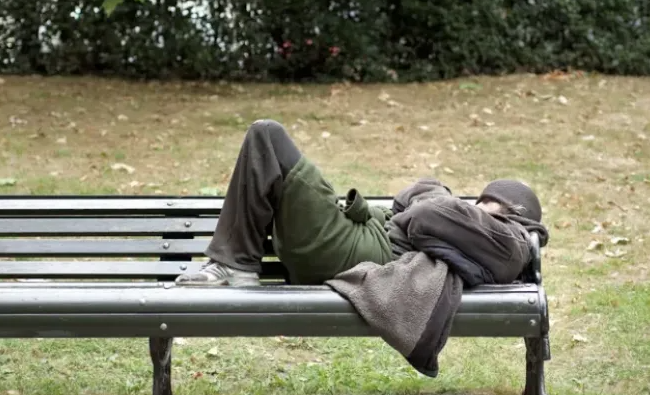 Probleme in Parcul Central din Cluj Napoca Cetatenii cer ajutorul Politiei Locale S au instalate acolo