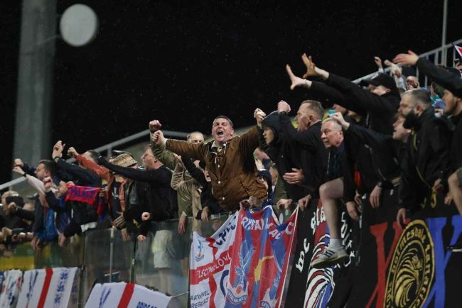 Sahtior Doneck si AEK Larnaca sanctiionate de UEFA din cauza comportamentului fanilor