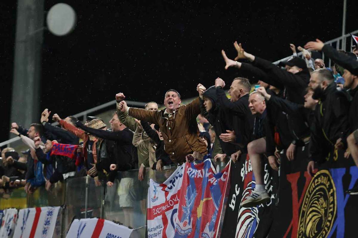 Sahtior Doneck si AEK Larnaca sanctiionate de UEFA din cauza comportamentului fanilor