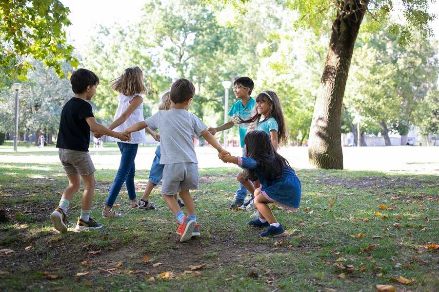 Scandal in parcarea unui cartier din Cluj Parintii cu copii ocupa zilnic locurile si fac zgomot pana seara trziu iar vecinii sunt pe cale sa si piarda rabdarea