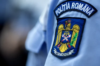 Scenă de groază într-un sat din Timiș: Un bărbat și-a amenințat tatăl și copiii cu un cuțit. Poliția a solicitat ajutorul unui negociator.