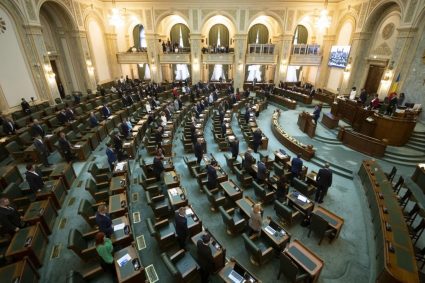 Senatul impune ONG-urilor să-și facă publice sursele de finanțare. Proiectul AUR a fost aprobat de plen…
