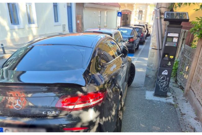 Sofer de Mercedes stapan pe o strada din Cluj Napoca A ingustat aproape tot trotuarul