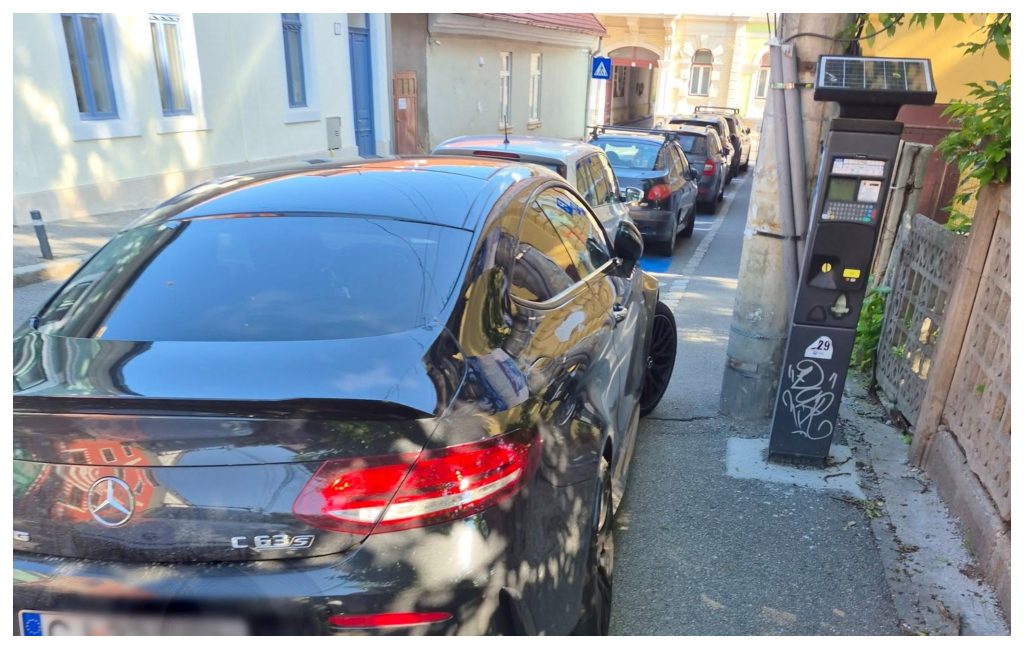 Sofer de Mercedes stapan pe o strada din Cluj Napoca A ingustat aproape tot trotuarul