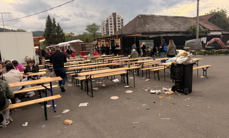 Targul de placinte si capsuni inchis la Brasov din cauza mizeriei Primarul O petrecere de prost gust