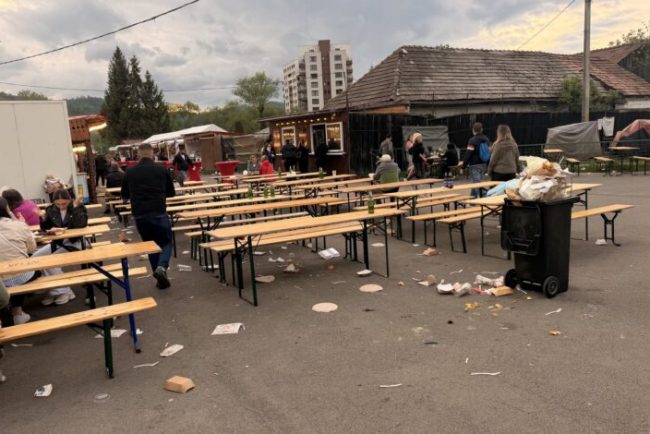Targul de placinte si capsuni inchis la Brasov din cauza nepasarii