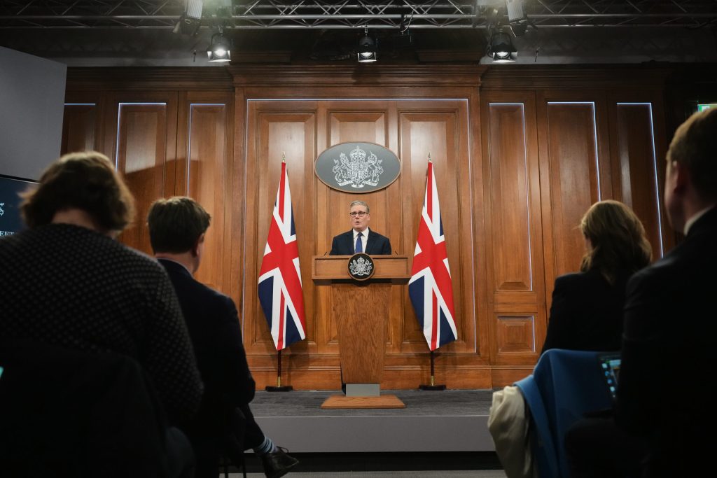 Trei ministri ai guvernului britanic au demisionat in semn de protest impotriva premierului Starmer