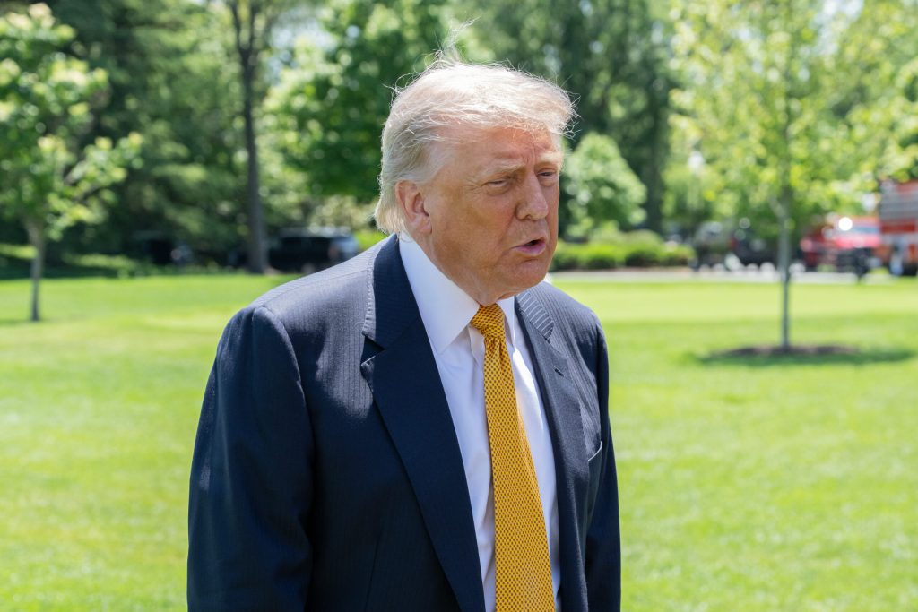 Trump si a pierdut rabdarea fata de Iran pretul petrolului a trecut de 107 dolari pe baril
