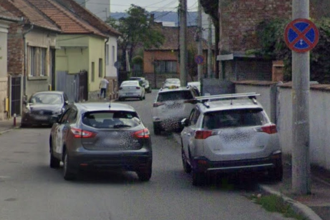 Un clujean deranjat de haosul de pe o strada din Cluj Napoca Circulatia pe ambele sensuri este practic imposibila Solutia pe care o cere urgent