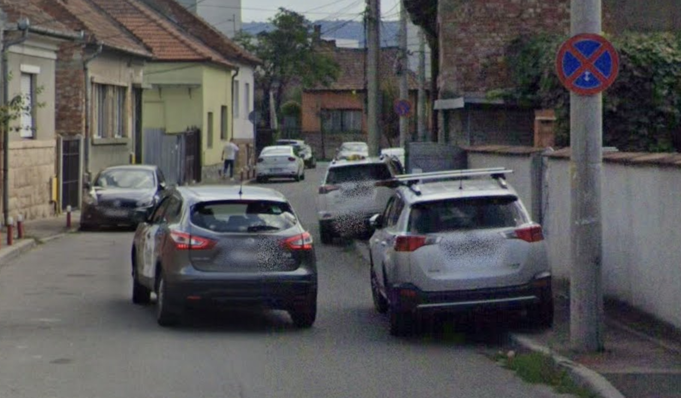 Un clujean deranjat de haosul de pe o strada din Cluj Napoca Circulatia pe ambele sensuri este practic imposibila Solutia pe care o cere urgent