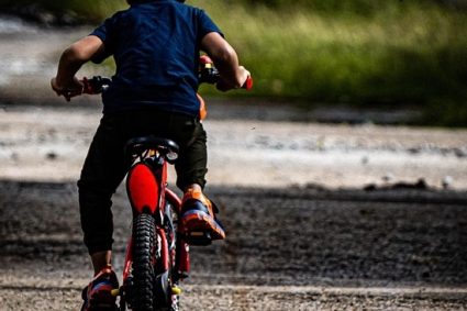 Un copil din Cluj a fost lovit de o mașină în timp ce circula cu bicicleta: „Șoferița nu s-a oprit nici măcar să întrebe dacă e bine”