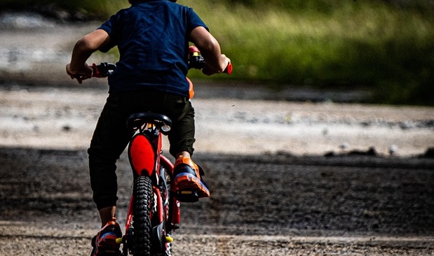 Un copil din Cluj a fost lovit de o masina in timp ce circula cu bicicleta soferita nu s a oprit nici macar sa intrebe daca e bine
