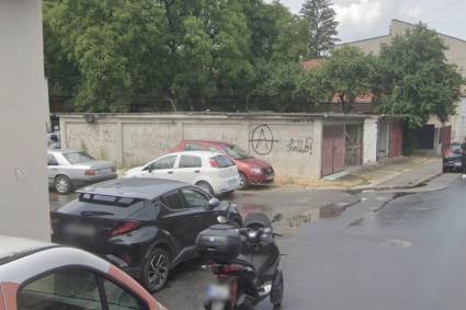 Un indicator a fost distrus într-o furtună acum un an și nimeni nu l-a mai înlocuit: Intersecție periculoasă în Cluj, unde șoferii sunt redirecționați pe contrasens în fiecare zi.