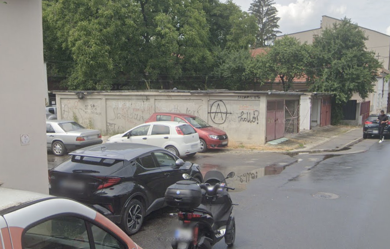 Un indicator a fost distrus intr o furtuna acum un an si nimeni nu l a mai inlocuit intersectie periculoasa in Cluj unde soferii sunt redirectionati pe contrasens in fiecare zi