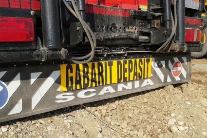 Un „monstru” de 120 de tone și 34 de metri lungime invadează șoselele din România! Pe unde se desfășoară transportul agabaritic și ce informații trebuie să dețină șoferii.