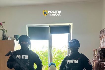 Un polițist aflat în misiune a fost mușcat de un câine incitat de un bărbat împotriva căruia existau măsuri de protecție.