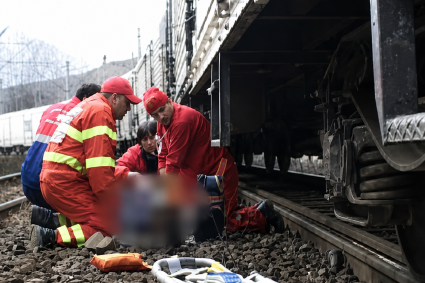 Un tren care a plecat din Cluj a accidentat mortal un bărbat de 51 de ani. Medicii nu au reușit să-l salveze.