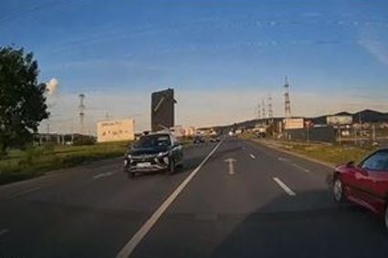 VIDEO Cluj. Cum să NU transporti ceva cu mașina. A căzut împreună cu suporturile peste mașinile din spate.