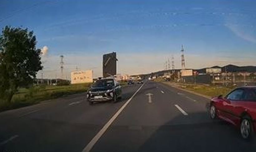 VIDEO Cluj Cum sa NU transporti ceva cu masina A cazut impreuna cu suporturile peste masinile din spate