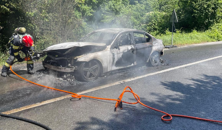 VIDEO Masina mistuita de flacari la Cluj Un incendiu puternic a cuprins autoturismul in cateva minute
