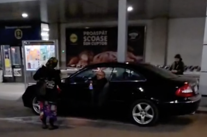 VIDEO. Parcarea unui magazin din Cluj, plină de cerșetori: Oamenii se simt hărțuiți, iar securitatea nu ia măsuri: „Am apelat poliția!”