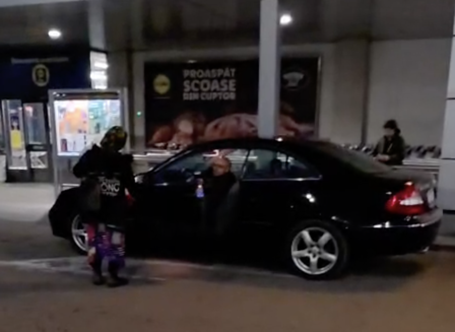 VIDEO Parcarea unui magazin din Cluj plina de cersetori Oamenii se simt hartuiniti iar securitatea nu ia masuri Am apelat politia