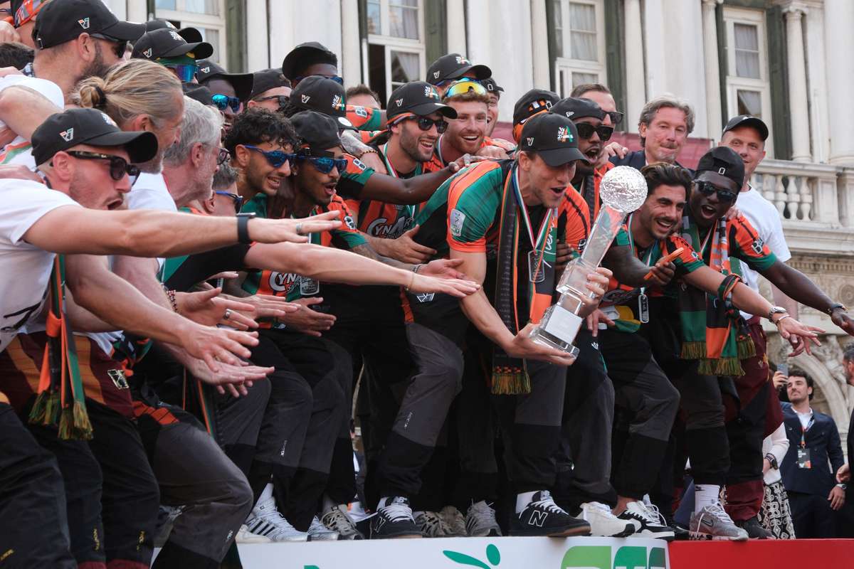 Veneia transform canalele istorice ntr un amfiteatru flotant pentru a celebra promovarea n Serie A
