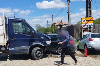 Accident între 3 vehicule în județul Argeș. Două persoane au fost transportate la spital.