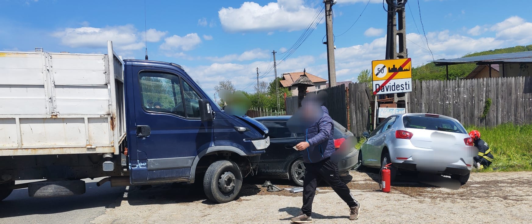 accident intre 3 vehicule in judetul Arges doua persoane au fost transportate la spital