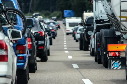 Aglomerație pe drumuri la finalul minivacanței de 1 Mai. Circulație îngreunată pe DN1, între Brașov și București. Rute alternative disponibile.