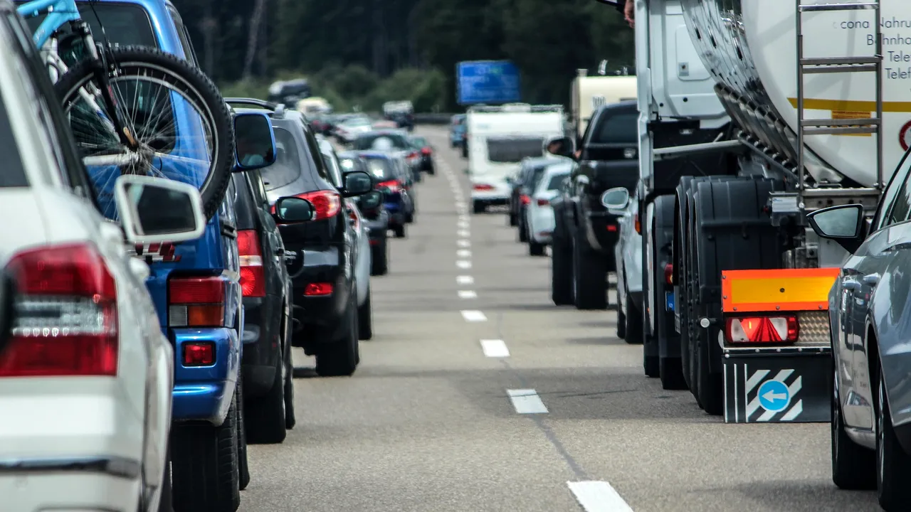 aglomeratie pe drumuri la finalul minivacantei de 1 mai circulatie ingreunata pe dn1 intre brasov si bucuresti rute alternative disponibile