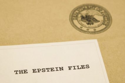 Ancheta franceză legată de Jeffrey Epstein se extinde: aproximativ 10 noi victime presupuse au fost incluse în dosar.