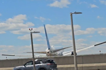 Aterizare surprinzătoare: Un avion Boeing 767 a intrat în coliziune cu un camion de livrări pe o autostradă.