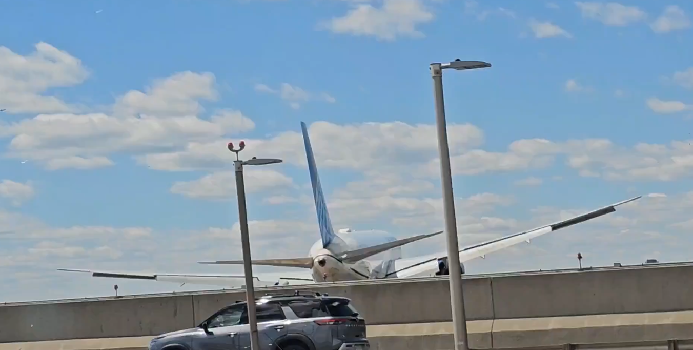 aterizare surprinzatoare un avion boeing 767 a intrat in coliziune cu un camion de livrari pe o autostrada