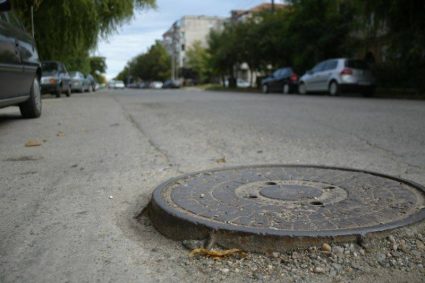 Capcană mascată în asfalt pe o stradă din Cluj: Un capac de canal neregulat îi îngrijorează pe șoferi în fiecare zi la intersecția cu Calea Dorobanților.