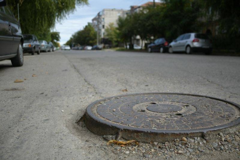 capcana mascata in asfalt pe o strada din cluj un capac de canal neregulat ii ingrijoreaza pe soferi in fiecare zi la intersectia cu calea dorobantilor