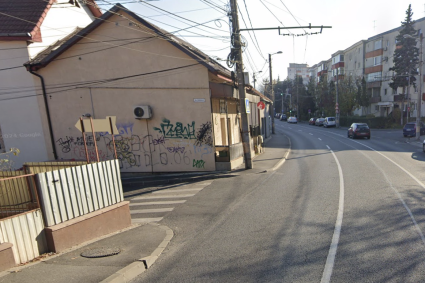 Capcană rutieră în apropierea unei grădinițe din Cluj: Vizibilitate zero după curbă, pietonii trebuie să ocolească mașinile blocate pe trecerea de pietoni.