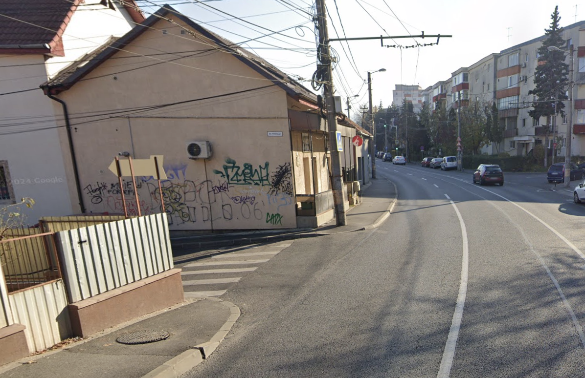 capcana rutiera in apropierea unei gradinite din cluj vizibilitate zero dupa curba pietonii trebuie sa ocoleasca masinile blocate pe trecerea de pietoni