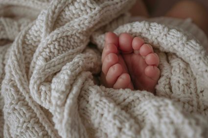 Caz rar în Marea Britanie: Gemenele care au aflat că au tați biologici diferiți.