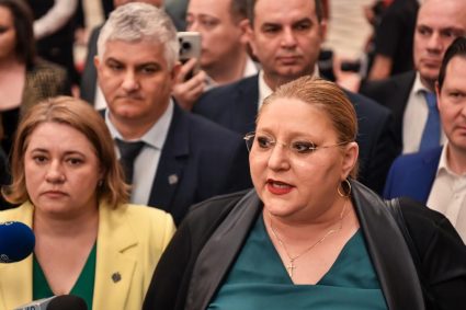 Derapaj jignitor al Dianei Șoșoacă. Ilie Bolojan a fost insultat și huiduit pe holurile Parlamentului…