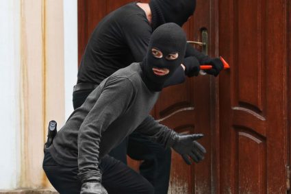 Doi minori și un adult din Cluj au jefuit patru case într-o singură noapte! Nu au lăsat nimic în urmă, furând totul, de la rotopercutoare la murături.