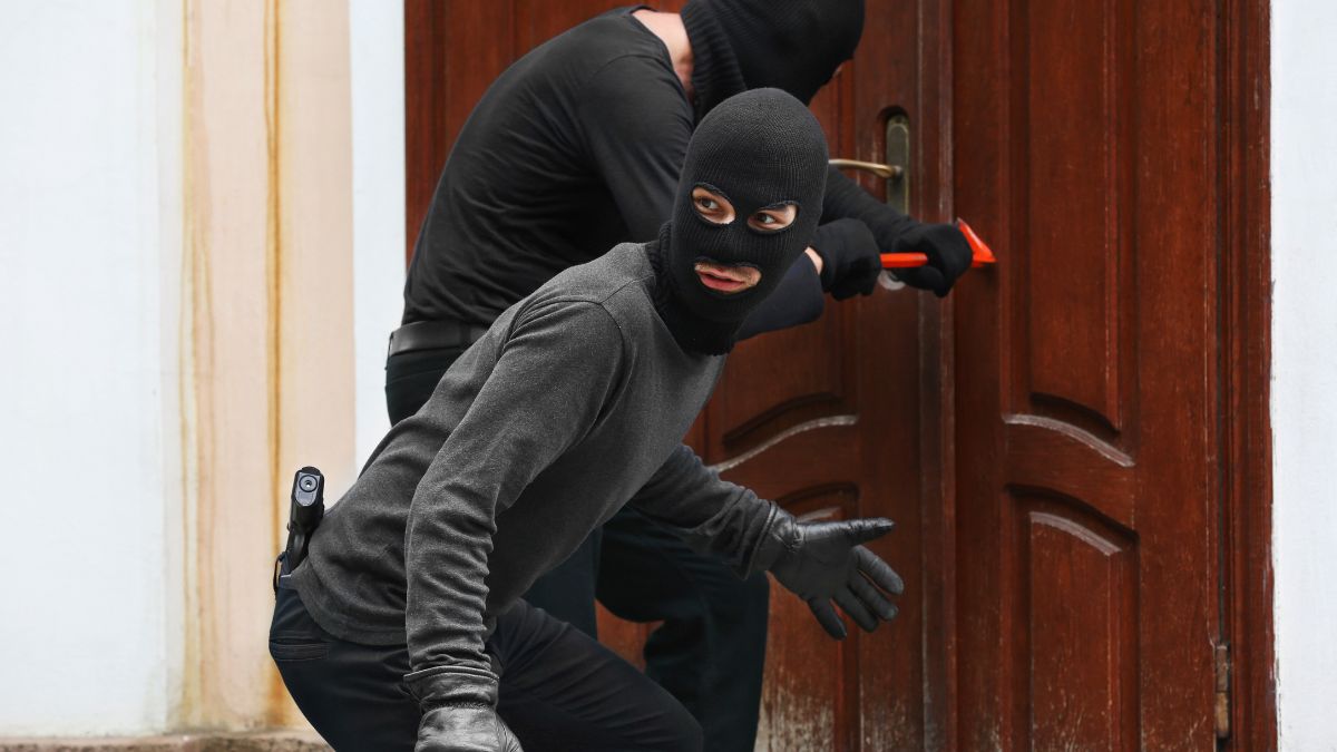 doi minori si un adult din cluj au jefuit patru case intr o singura noapte nu au lasat nimic in urma furand totul de la rotopercutoare la muraturi