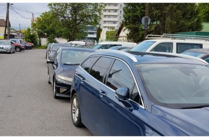 Haos într-o parcare din Cluj-Napoca! Patru șoferi au blocat complet accesul pentru mașini.