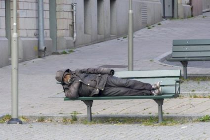 Scandal într-o parcare din Cluj-Napoca: Persoane fără adăpost s-au așezat pe o bancă de lângă un magazin, generând zgomot și mizerie zilnic.