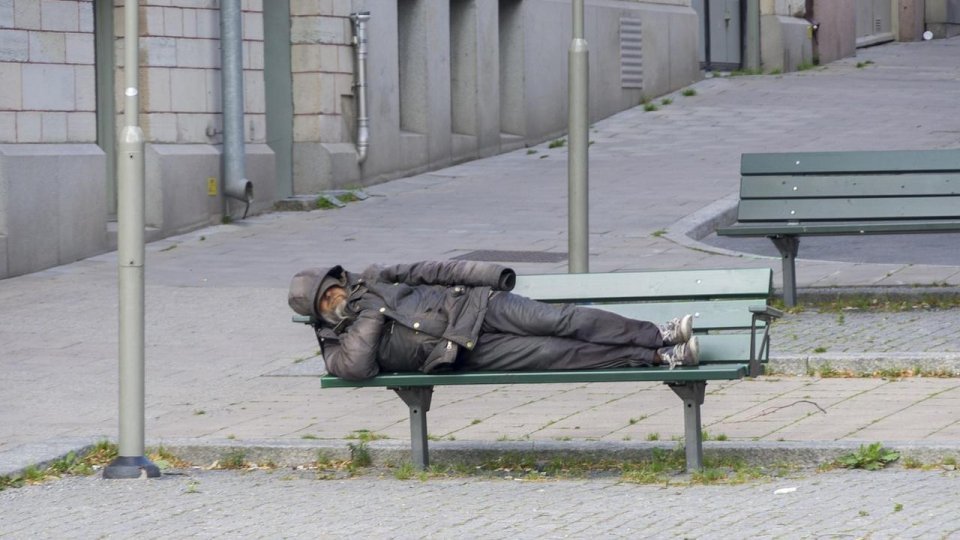 scandal intr o parcare din cluj napoca persoane fara adapost sau asezat pe o banca de langa un magazin generand zgomot si mizerie zilnic