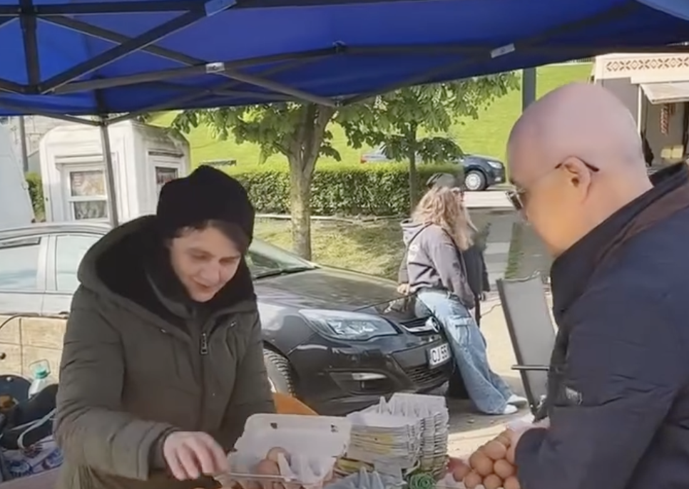 video emil boc la cumparaturi in piata volanta de la stadion sunt mai mult de 75 de producatori gasiti telemea branza si oua la preturi accesibile