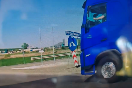 VIDEO. Șofer de TIR intră cu viteză în sensul giratoriu din Cluj și accidentează un clujean: „Dacă nu frânam, eram mort”