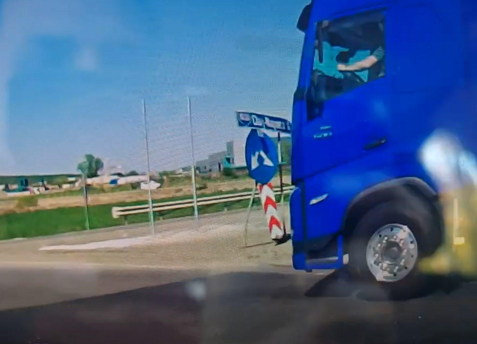 video sofer de tir intra cu viteza in sensul giratoriu din cluj si accidenteaza un clujean daca nu franam eram mort