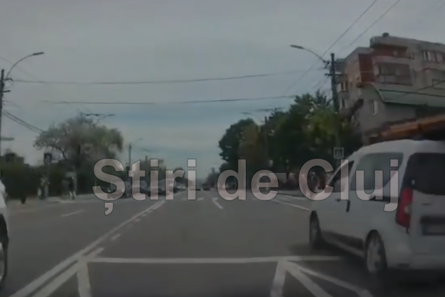 video un sofer imprudent a trecut pe semaforul rosu si a fost la un pas sa loveasca mai multi pietoni pe strada aurel vlaicu din cluj rosu la semafor este pentru fraieri